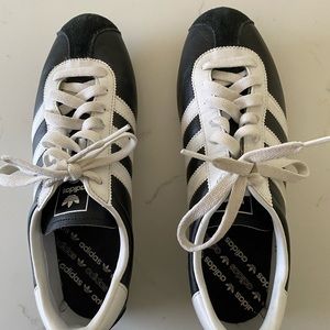 Black Adidas sneakers women’s 8